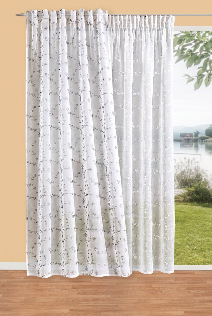 Broderad &ouml;verkant 