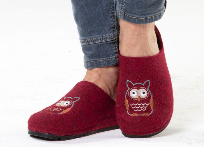 Klassiska damtofflor, tillverkade av filtmaterial GRANATROT