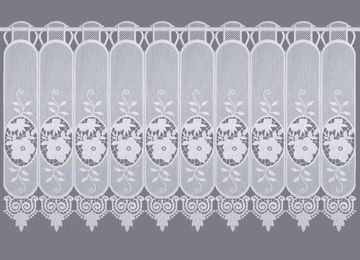 Kort gardin med blommor i makram&eacute;spets 