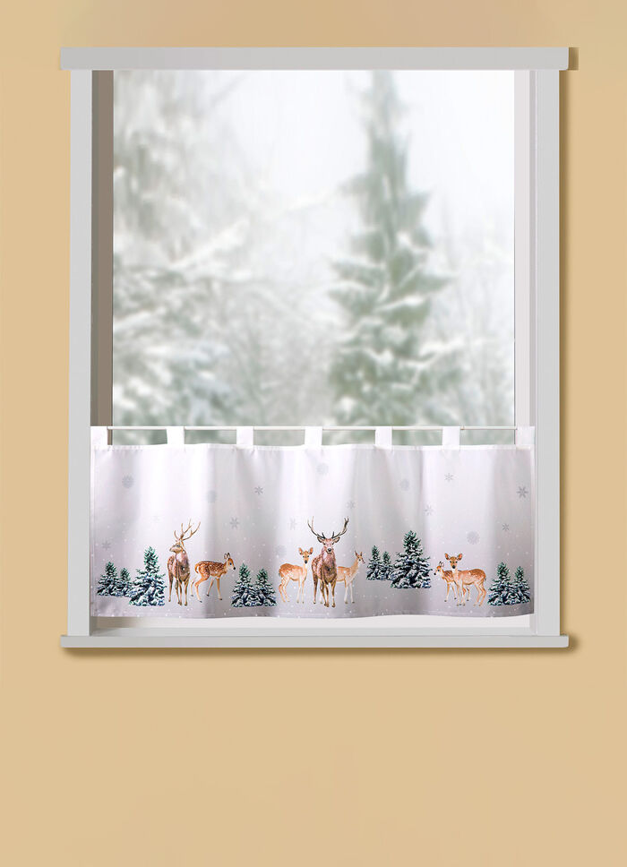 Kort grindhjort i skogen 