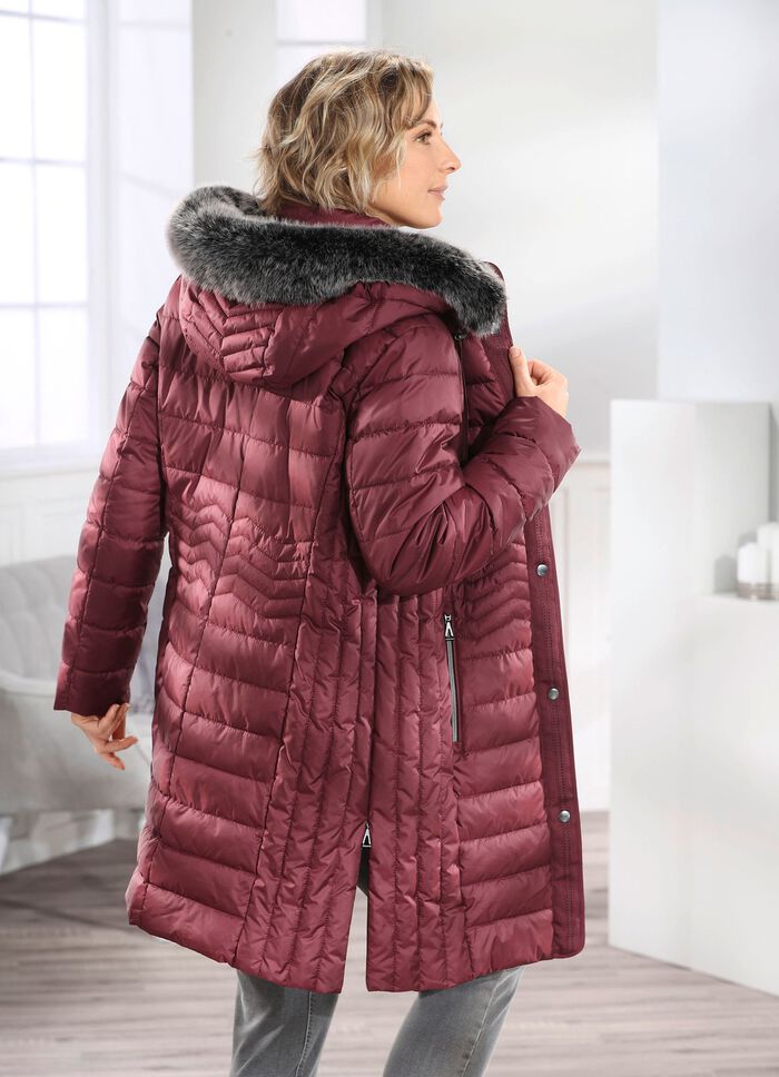 Kort kappa med l&auml;ngsg&aring;ende quiltning p&aring; sidorna KASTANJ