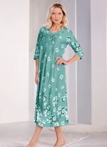 Nattlinne fr&aring;n "Laurina" med spetsmotiv vid halsringningen 