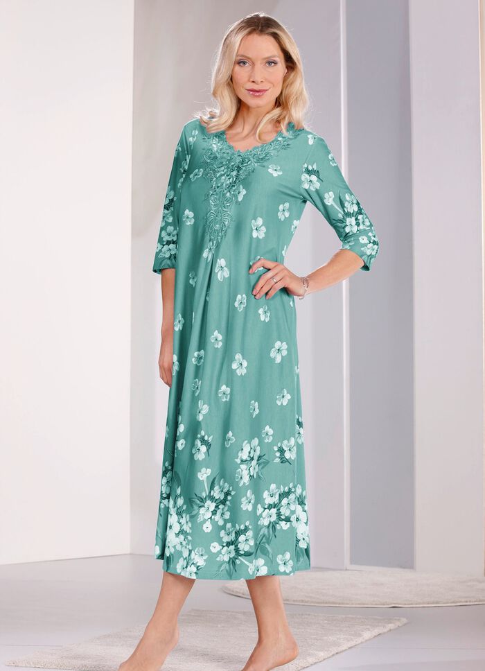 Nattlinne fr&aring;n "Laurina" med spetsmotiv vid halsringningen 