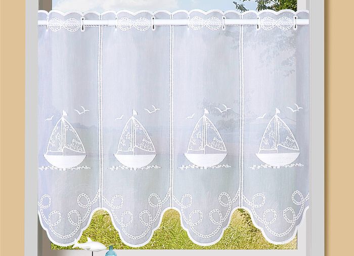 Korta persienner av broderad batist med stavgenomdragning 