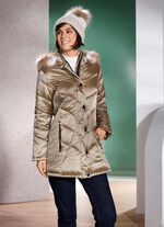 Jacka med figursmickrande vertikal quiltning p&aring; sidorna 