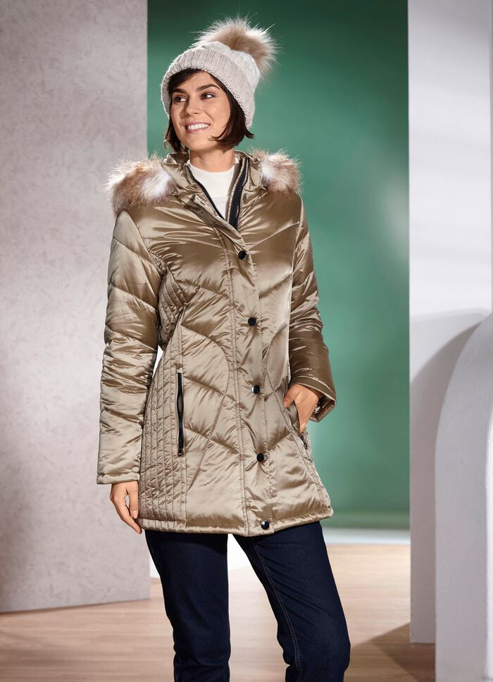 Jacka med figursmickrande vertikal quiltning p&aring; sidorna 