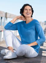 Tr&ouml;ja med grafiskt texturerat m&ouml;nster 