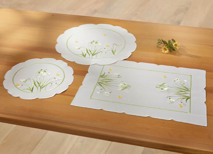 Broderad bords- och rumsdekoration med sn&ouml;droppedesign 