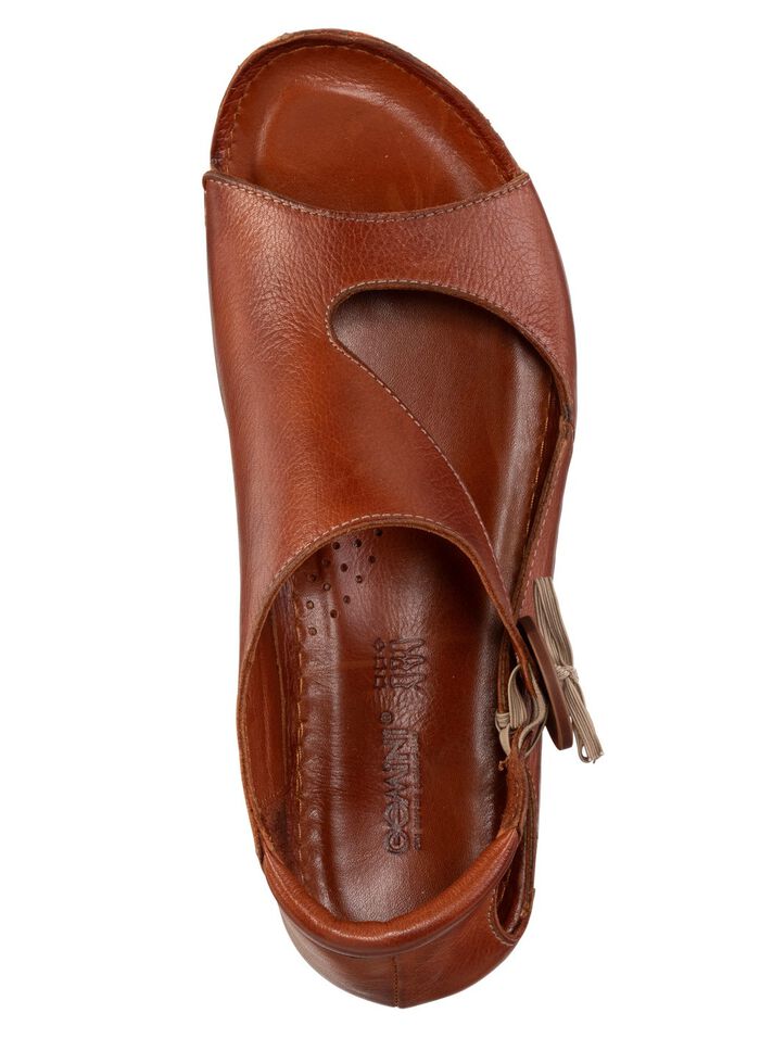 Tvillingsandal gjord av delvis skuggat nappal&auml;der av kohud 