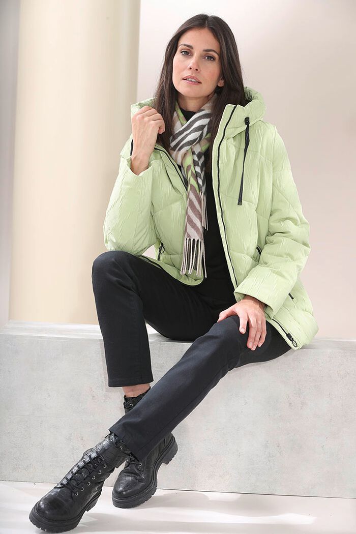 Jacka med dragkedjef&ouml;rsedd plym&aring; 