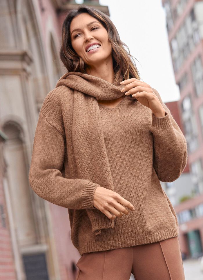 Tr&ouml;ja med halsduk och i fluffig, gosig kvalitet 