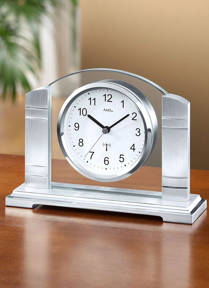 Bordsklocka med bakpanel i mineralglas 