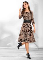 Kl&auml;nning med inl&auml;gg i l&auml;derimitation 