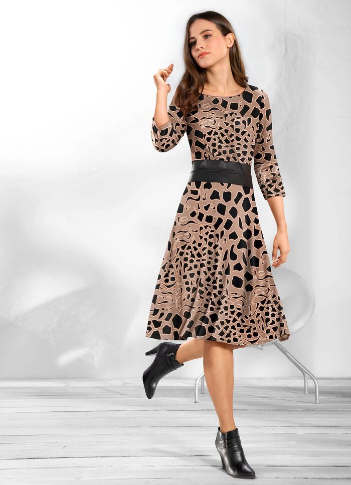 Kl&auml;nning med inl&auml;gg i l&auml;derimitation 