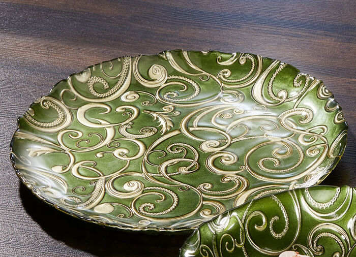 Tallrikar och skålar av glas med guldfärgad relief GRÖNT