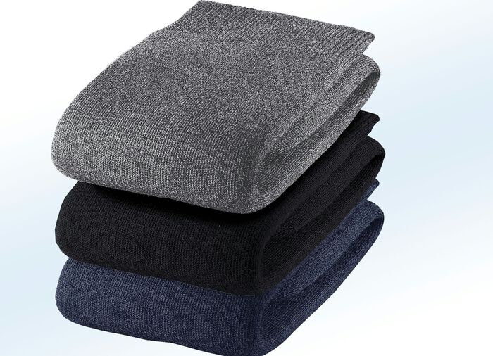 Tre paket kn&auml;strumpor, st&ouml;djande, enf&auml;rgade 