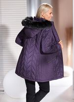 Jacka med l&auml;ngsg&aring;ende quiltning p&aring; sidorna 