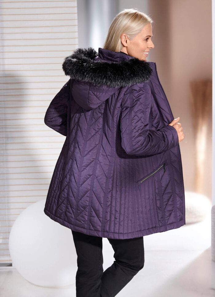 Jacka med l&auml;ngsg&aring;ende quiltning p&aring; sidorna 