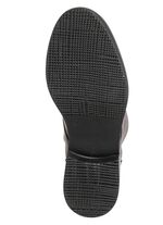 Andrea Conti ankelst&ouml;vlar med sn&ouml;rning av nappl&auml;der av n&ouml;tskinn 