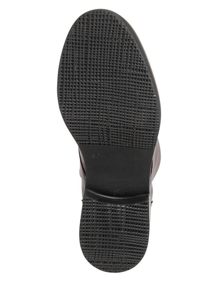 Andrea Conti ankelst&ouml;vlar med sn&ouml;rning av nappl&auml;der av n&ouml;tskinn 