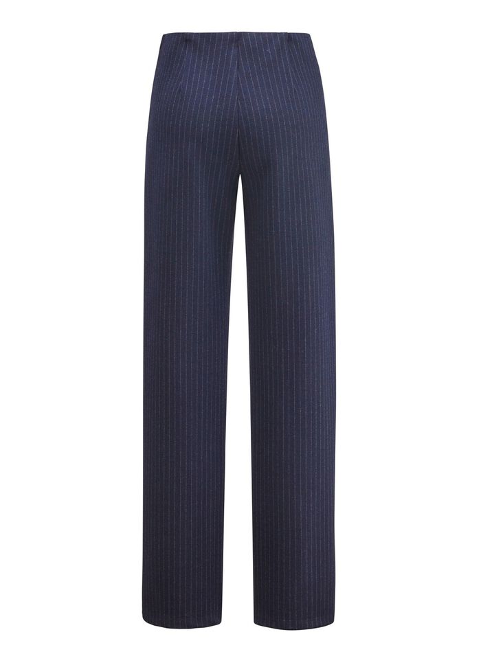 Moderiktiga byxor i sk&ouml;n vidd 