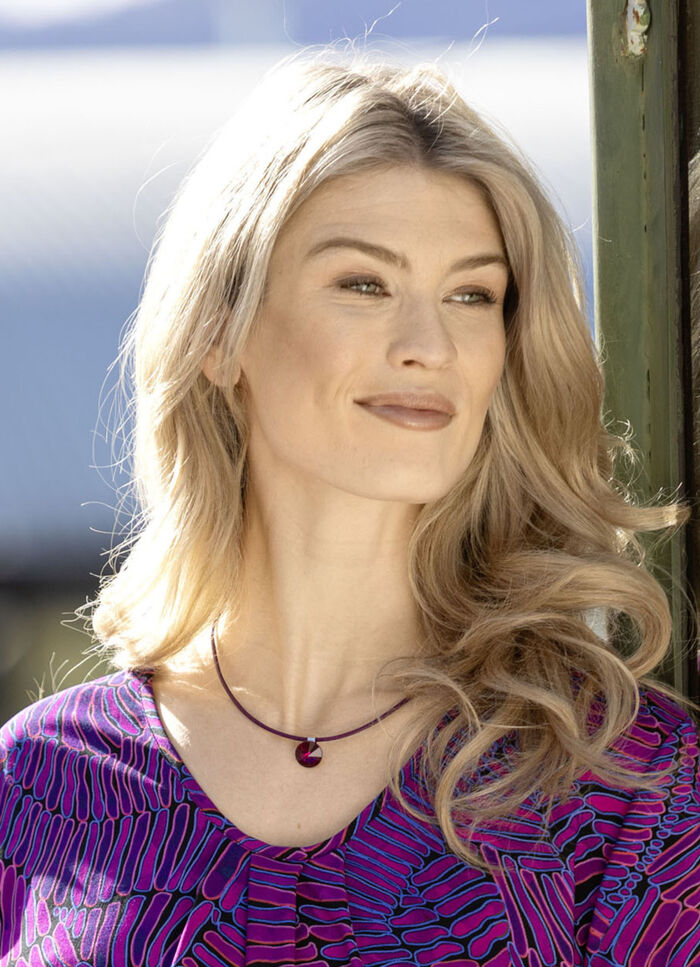 Halsband med kristallsten, 