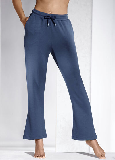 Byxor med lätt utsvängda ben 