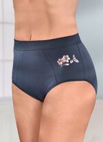 Fyra paket formade trosor med f&ouml;rst&auml;rkt magomr&aring;de 