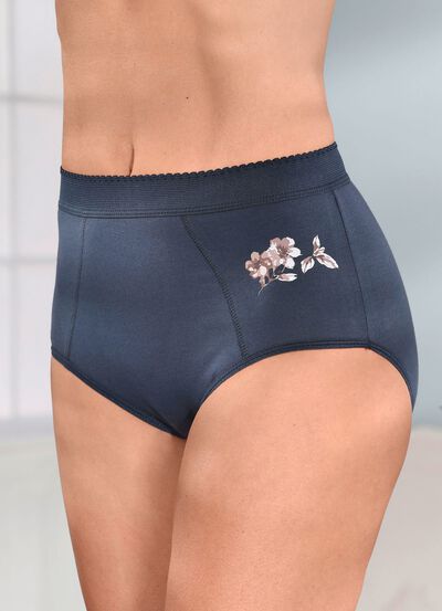 Fyra paket formade trosor med f&ouml;rst&auml;rkt magomr&aring;de 