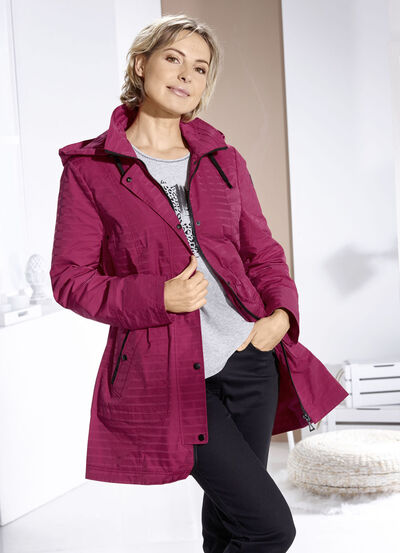 Funktionell jacka med en subtil randig design 