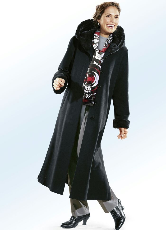 Kappa med fuskp&auml;lskant p&aring; &auml;rmar och huva 