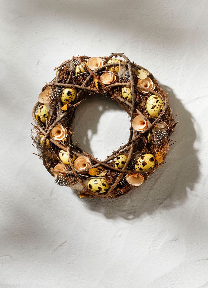 V&auml;ggkrans av konst och textilmaterial 