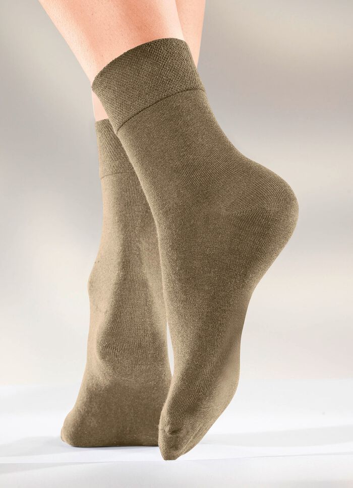 F&ouml;rpackning med sex strumpor i olika f&auml;rger 