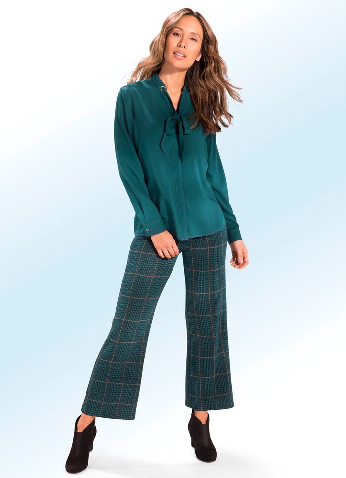 Byxor i moderiktigt f&ouml;rkortad l&auml;ngd 