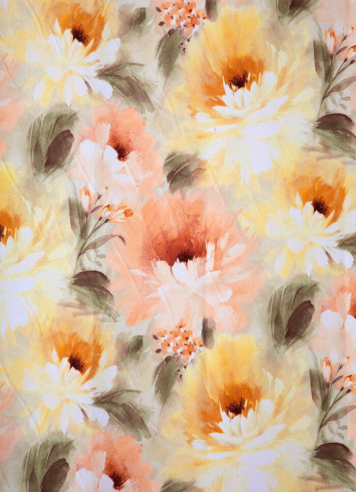 Blommig designad gardin med universal r&auml;lstejp 