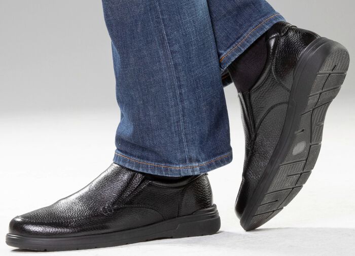 GINO GALANTE, klassiska herrtofflor, tillverkade av hjortskinn SVART