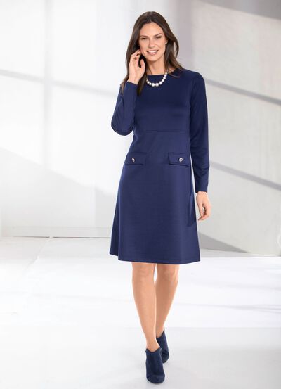 Kl&auml;nning med gl&auml;nsande dekorativ knapp 