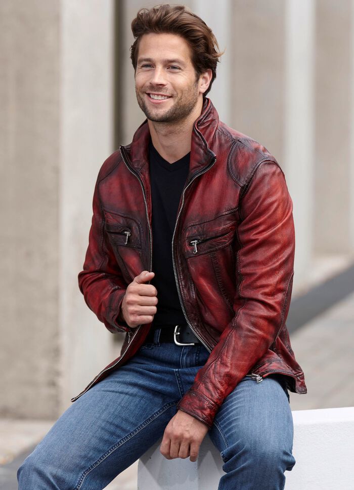 Kort skinnjacka med br&ouml;stfickor 