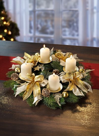 Adventskrans gjord av konst och textilmaterial 