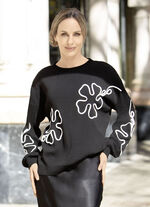 Tröja med genomarbetade blomapplikationer 