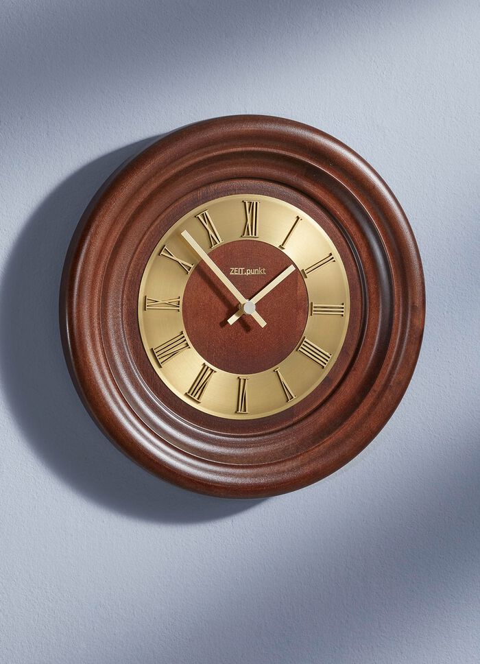 V&auml;ggklocka av massivt tr&auml; 