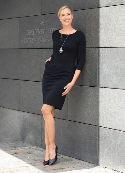 Kl&auml;nning med tv&aring; sidfickor 