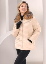 Jacka med avtagbar fuskp&auml;lskant p&aring; kragen 