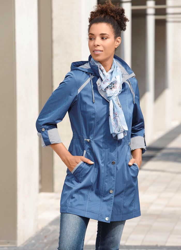 L&aring;ng jacka med upprullade &auml;rmar 