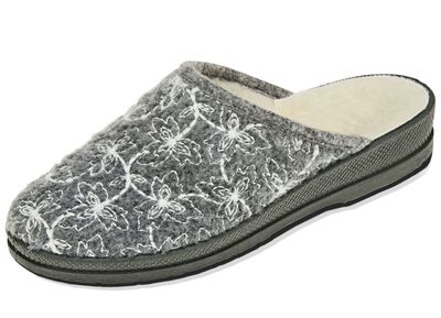 Tofflor i textil med vackert broderi 