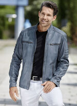 Kort skinnjacka med dekorativa s&ouml;mmar 