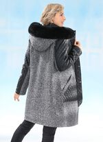 Kort kappa i trendig materialmix 