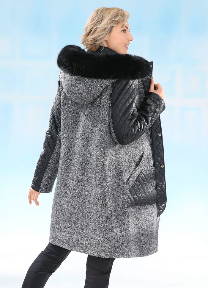 Kort kappa i trendig materialmix 