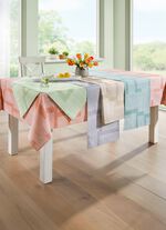 Bordsduk med fl&auml;ckskyddande yta 