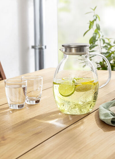 Glaskanna med integrerad sil 